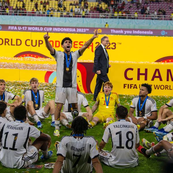 02.12.2023, Fussball U-17-Weltmeisterschaft 2023, Finale: Deutschland - Frankreich, im Manahan Stadium Surakarta. Weltmeister Deutschland feiert den Titel nach dem Sieg im Elfmeterschiessen. Fayssal Harchaoui mitte, Deutschland als Stimmungsmacher in der Mitte der Spielerrunde. *** 02 12 2023, Football U 17 World Cup 2023, Final Germany France, at Manahan Stadium Surakarta World champion Germany celebrates the title after winning the penalty shootout Fayssal Harchaoui center, Germany as a mood maker in the middle of the players circle