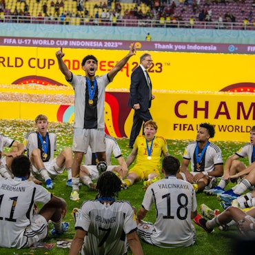 02.12.2023, Fussball U-17-Weltmeisterschaft 2023, Finale: Deutschland - Frankreich, im Manahan Stadium Surakarta. Weltmeister Deutschland feiert den Titel nach dem Sieg im Elfmeterschiessen. Fayssal Harchaoui mitte, Deutschland als Stimmungsmacher in der Mitte der Spielerrunde. *** 02 12 2023, Football U 17 World Cup 2023, Final Germany France, at Manahan Stadium Surakarta World champion Germany celebrates the title after winning the penalty shootout Fayssal Harchaoui center, Germany as a mood maker in the middle of the players circle