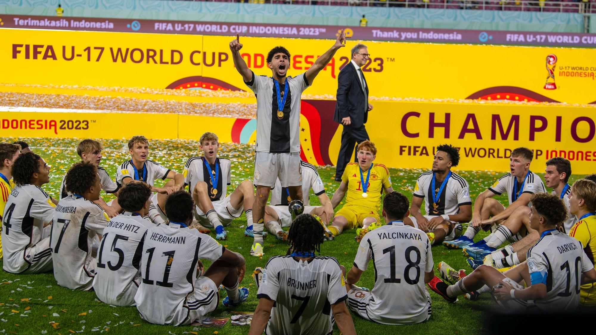 02.12.2023, Fussball U-17-Weltmeisterschaft 2023, Finale: Deutschland - Frankreich, im Manahan Stadium Surakarta. Weltmeister Deutschland feiert den Titel nach dem Sieg im Elfmeterschiessen. Fayssal Harchaoui mitte, Deutschland als Stimmungsmacher in der Mitte der Spielerrunde. *** 02 12 2023, Football U 17 World Cup 2023, Final Germany France, at Manahan Stadium Surakarta World champion Germany celebrates the title after winning the penalty shootout Fayssal Harchaoui center, Germany as a mood maker in the middle of the players circle