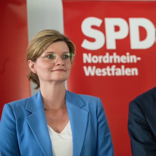 Sarah Philipp, Duisburger Landtagsabgeordnete, und Achim Post, Vorsitzender der nordrhein-westfälischen Landesgruppe im Bundestag, sind im Porträt vor einem SPD-Plakat zu sehen. Seit 100 Tagen führt das Tandem die nordrhein-westfälische SPD.