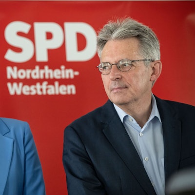 Sarah Philipp, Duisburger Landtagsabgeordnete, und Achim Post, Vorsitzender der nordrhein-westfälischen Landesgruppe im Bundestag, sind im Porträt vor einem SPD-Plakat zu sehen. Seit 100 Tagen führt das Tandem die nordrhein-westfälische SPD.