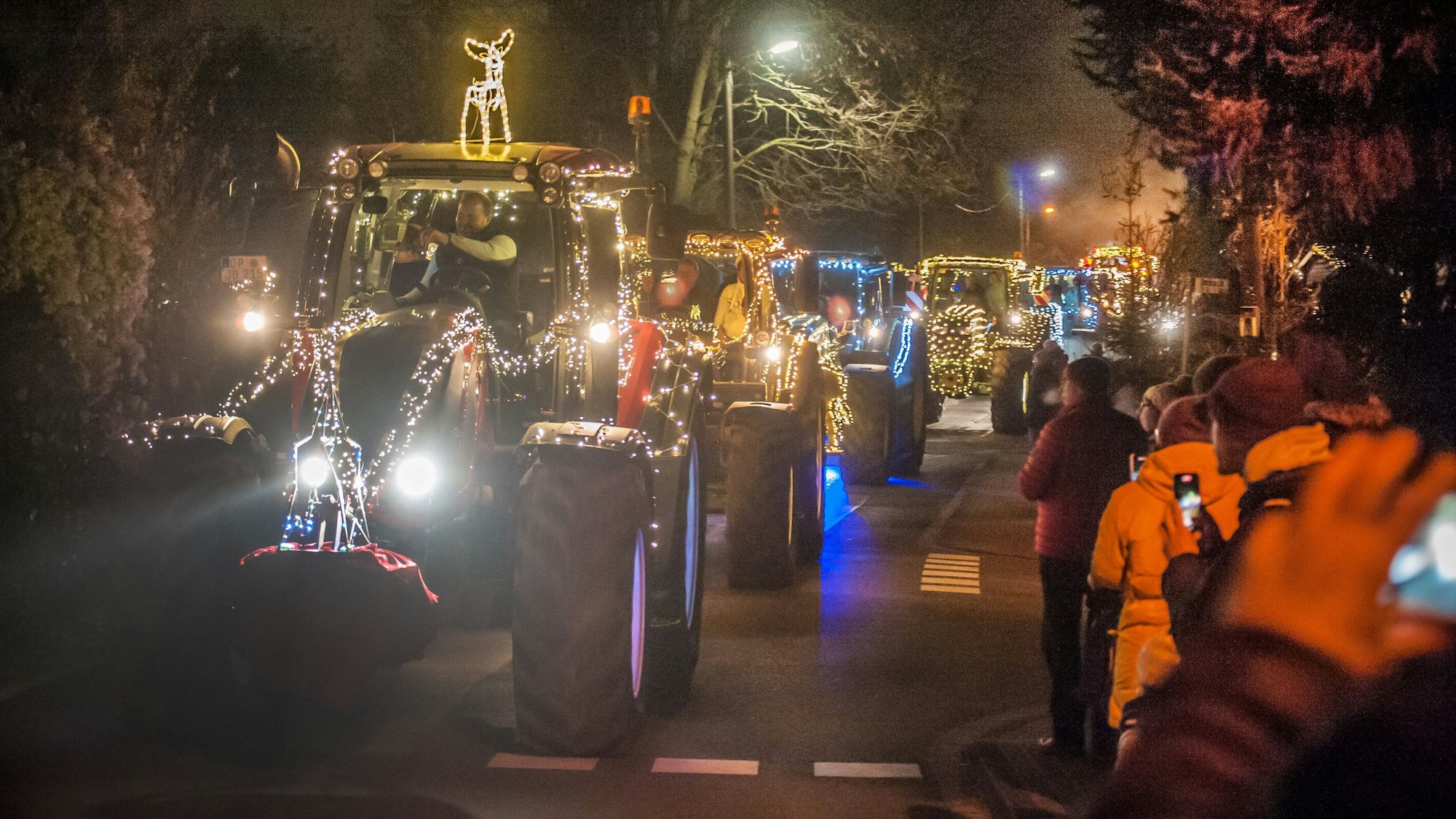 Von Imbach aus fahren wieder Trecker durch Leichlingen und Leverkusen.