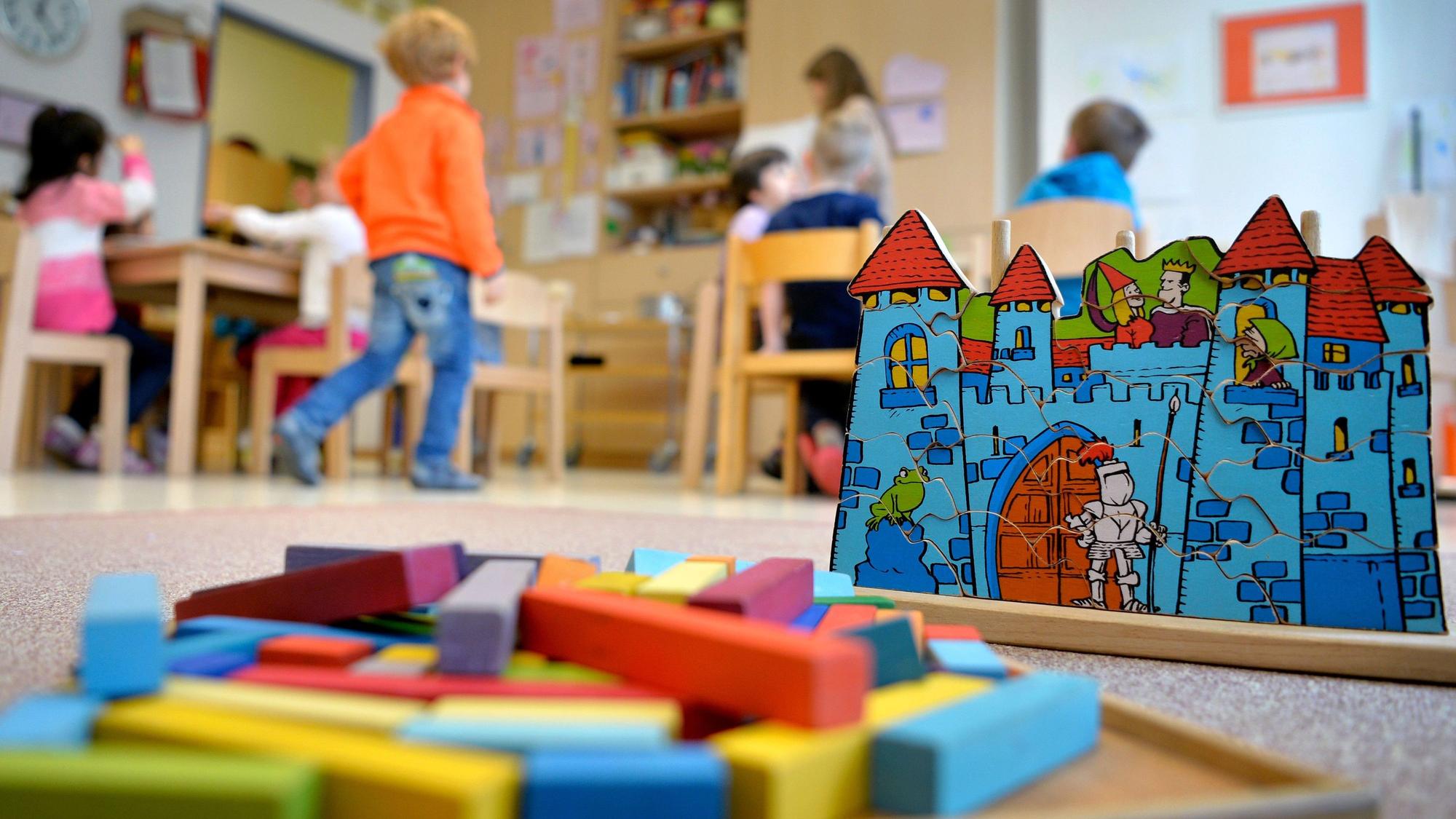 Spielzeug liegt in einer Kindertagesstätte auf dem Boden.