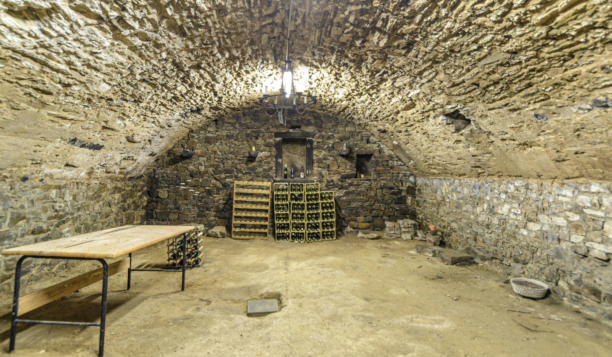 Der große Weinkeller im Weingut Römer-Stumpf in Unkel-Scheuren im Siebengebirge.