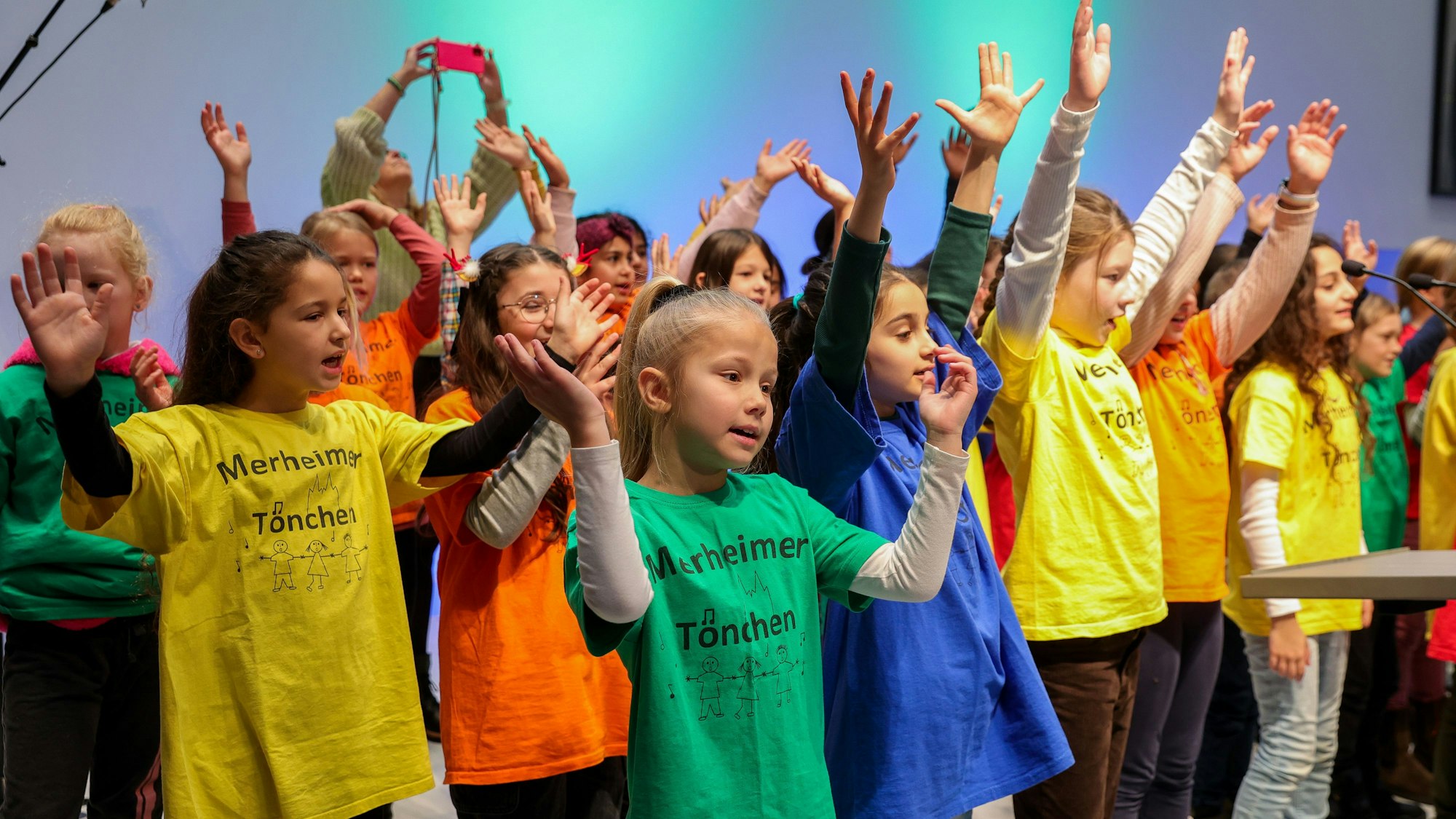 Die Merheimer Tönchen der KGS Fußballstraße singen auf der Bühne mit Mitglieder der Bläck Fööss.
