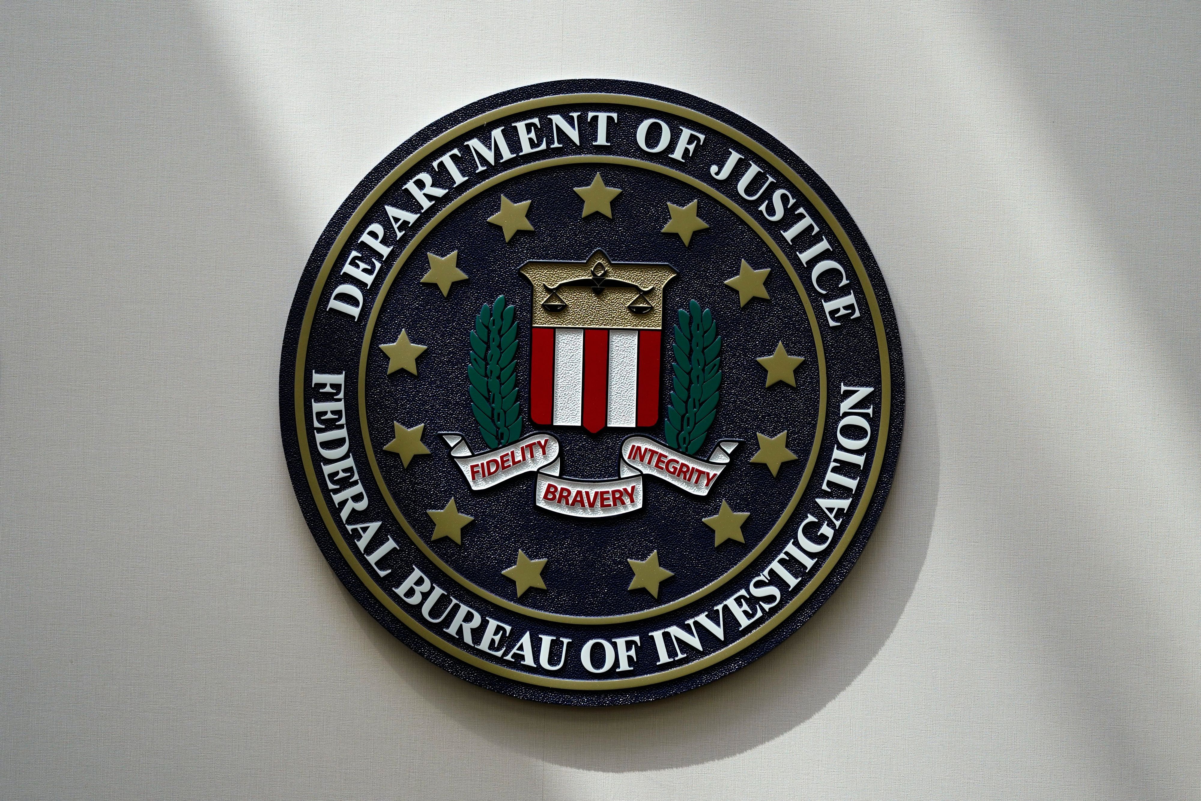 Ein FBI-Siegel an einer Wand.