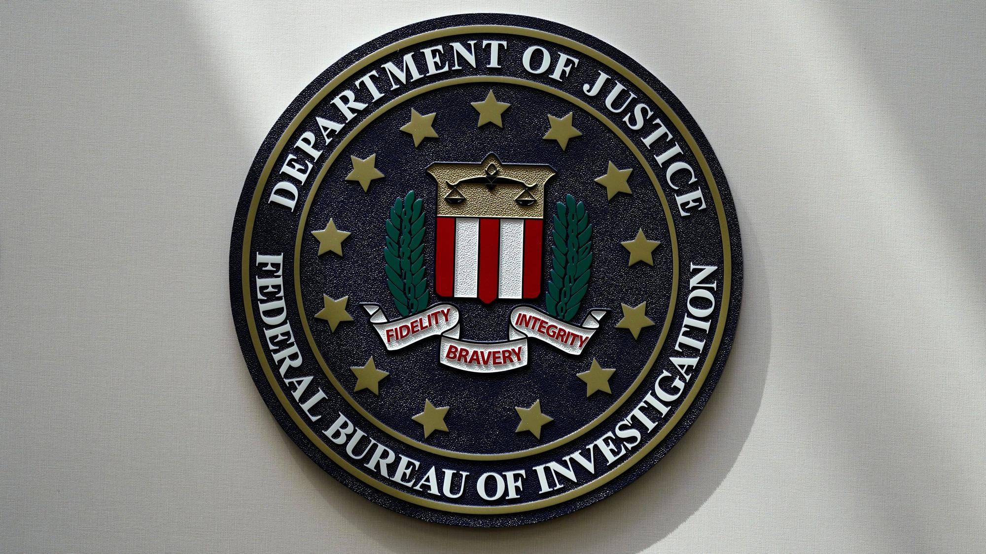 Ein FBI-Siegel an einer Wand.