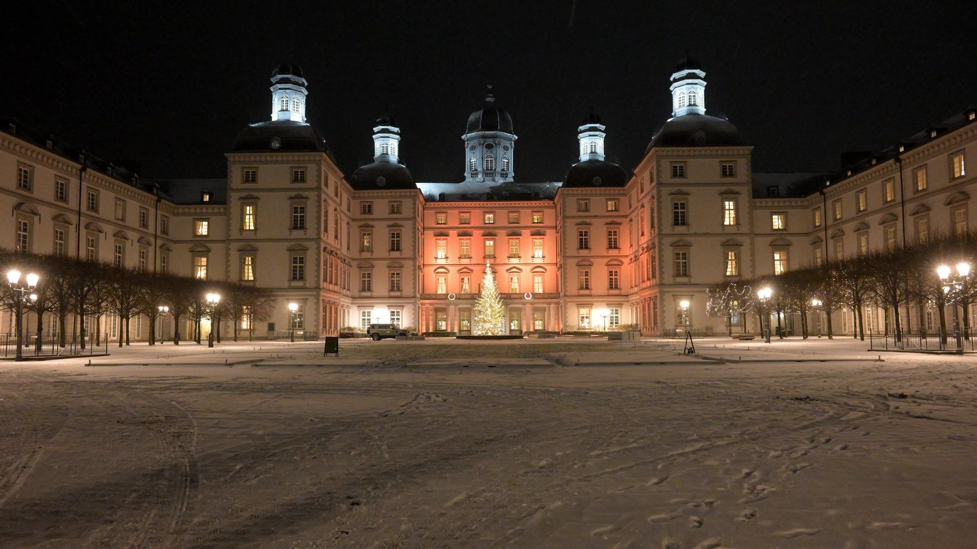 Schloss Bensberg wirkt mit Neuschnee wie verzuckert.
