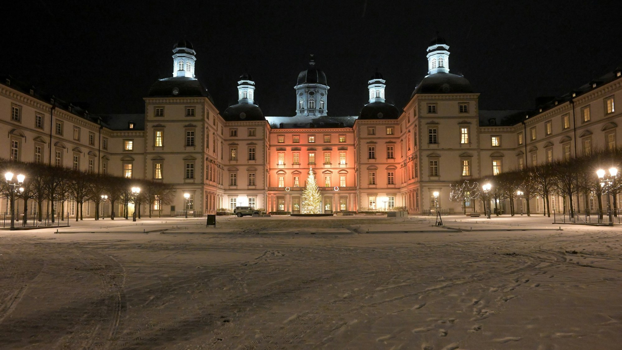 Schloss Bensberg wirkt mit Neuschnee wie verzuckert.