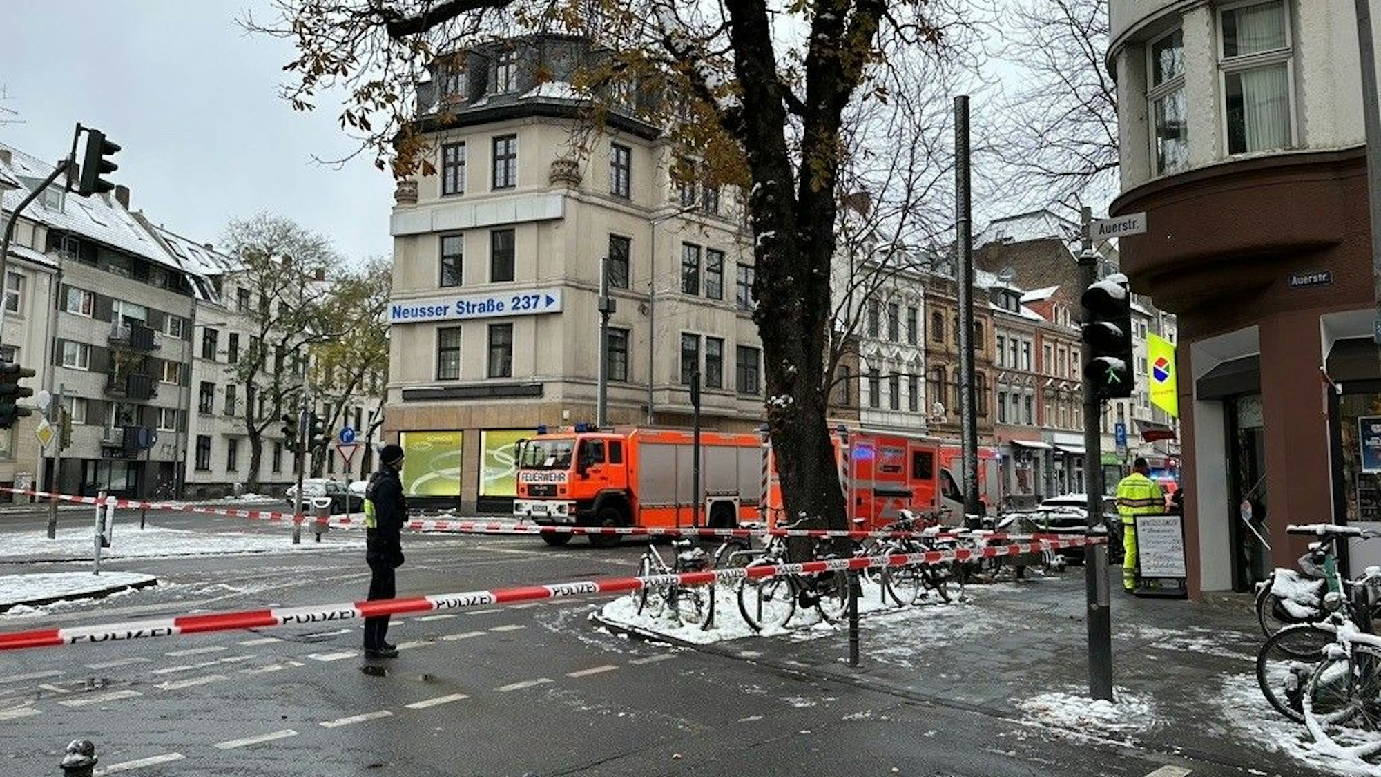 Die Neusser Straße sowie die Auerstraße sind gesperrt.