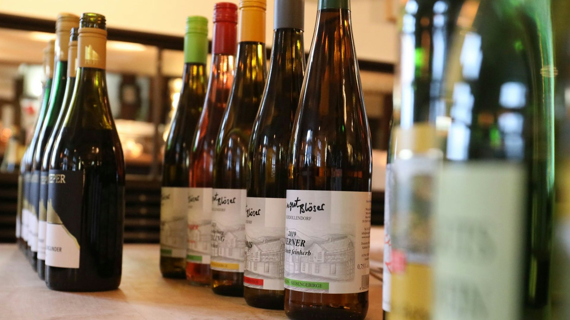 Weinflaschen stehen aufgereiht zum Testen.