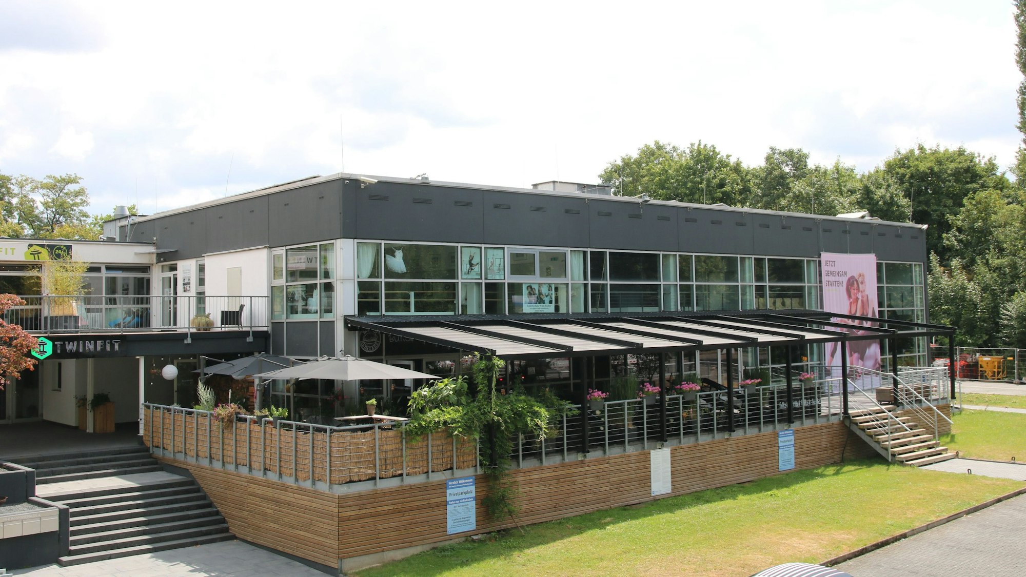 Das ehemalige Hallenbad in Bad Honnef von außen betrachtet