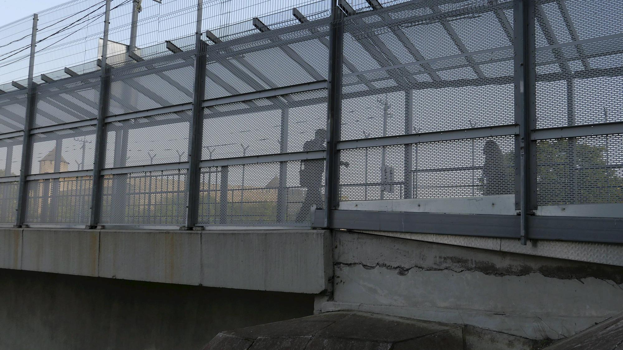 Fußgänger auf der Brücke über den Fluss Narva an der Grenze zwischen der EU und Russland, zwischen Narwa (Estland) und Iwangorod (Russland), von Narwa aus . (zu dpa: «Estland nach Einreisestopp für Russen - Lage normal») +++ dpa-Bildfunk +++