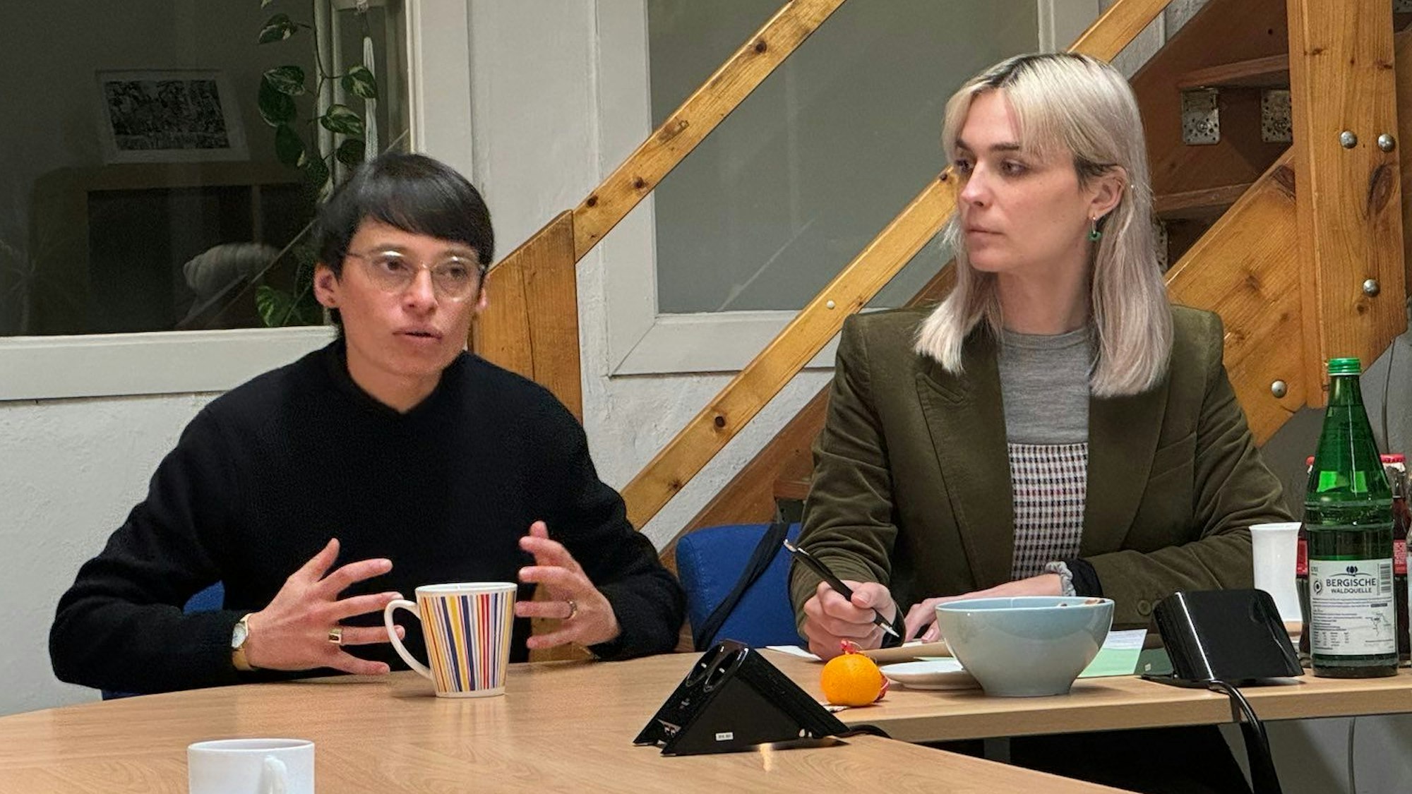 Die NRW-Ministerin der Grünen für Kinder, Jugend, Familie, Gleichstellung und Integration Josefine Paul (links) besuchte einen Tag lang Leverkusen und lud am Abend in der Kreisgeschäftstelle gemeinsam mit der Bundestagsabgeordneten Nyke Slawik (r.) zum offenen Bürger*innengespräch.