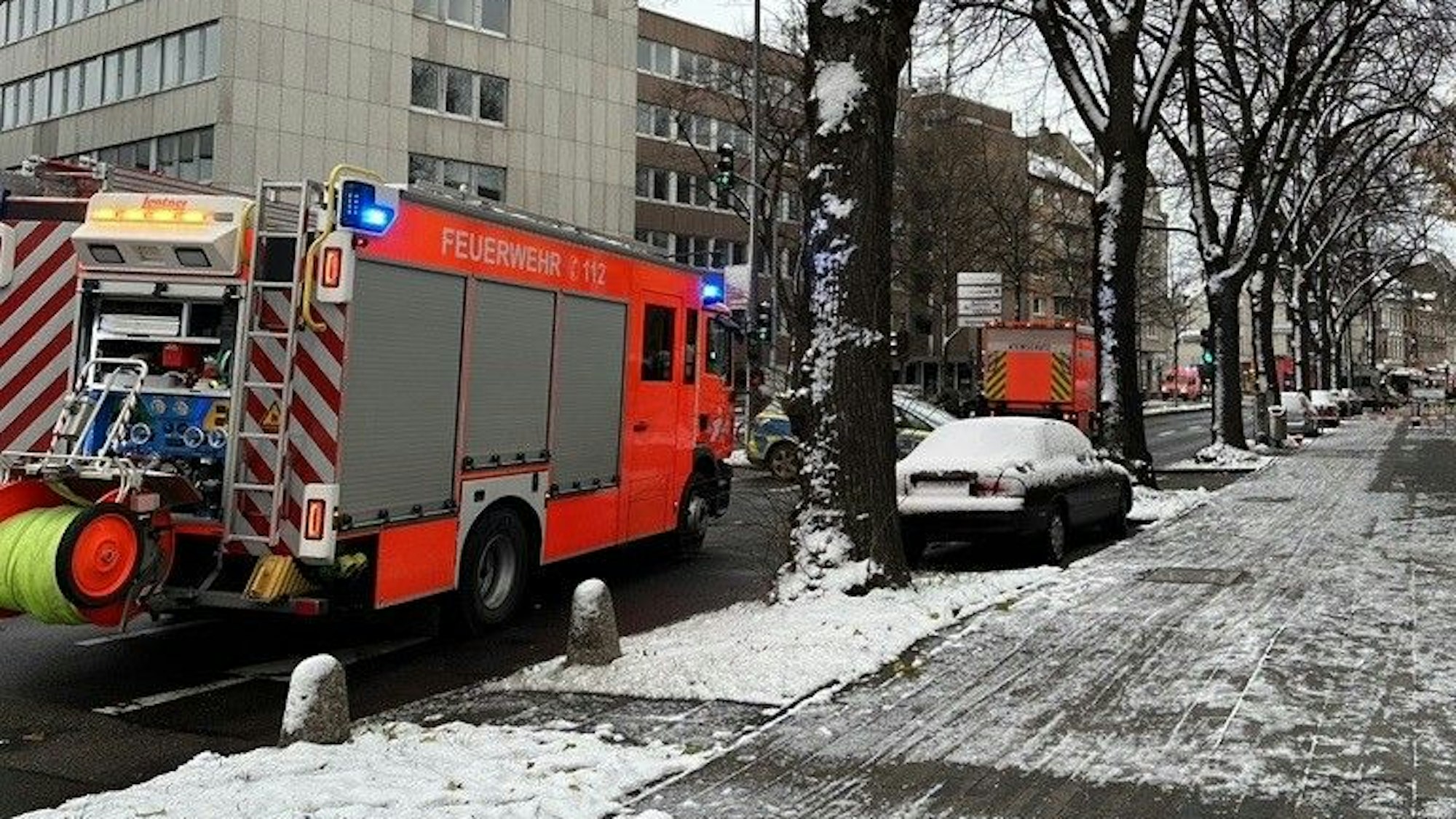 Mehrere Feuerwehrwagen stehen an der Auernstraße.