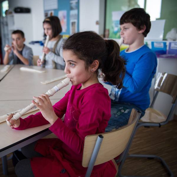 Die Schüler der dritten Klasse spielen Flöte im Unterricht in der Elbinselschule im Stadtteil Wilhelmsburg in Hamburg. Di+