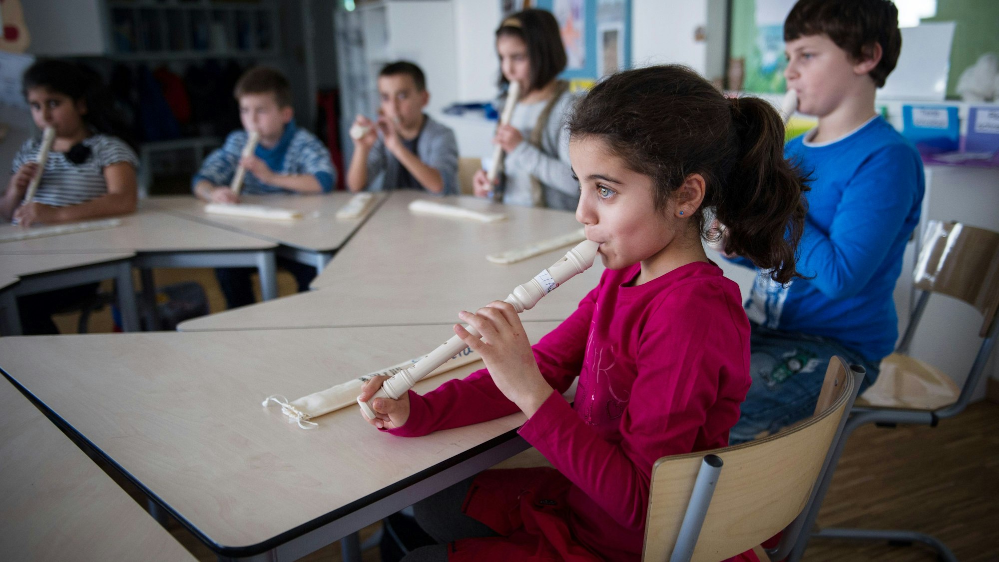 Die Schüler der dritten Klasse spielen Flöte im Unterricht in der Elbinselschule im Stadtteil Wilhelmsburg in Hamburg. Di+