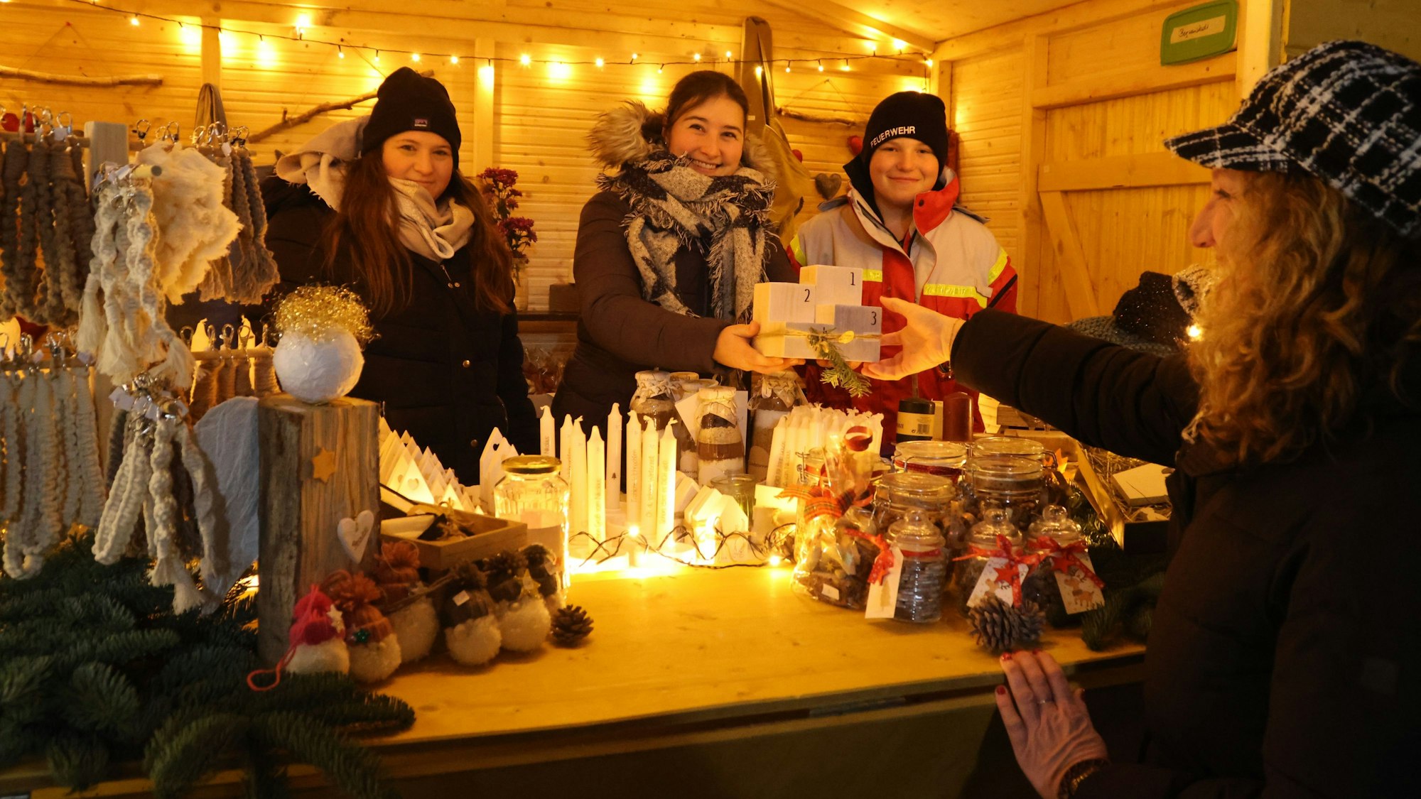 Auf dem Altstädter Nikolausmarktverkauften (v.l.) Aliki Weber, Eileen Schütte und Nic Schindel schöne Dinge.