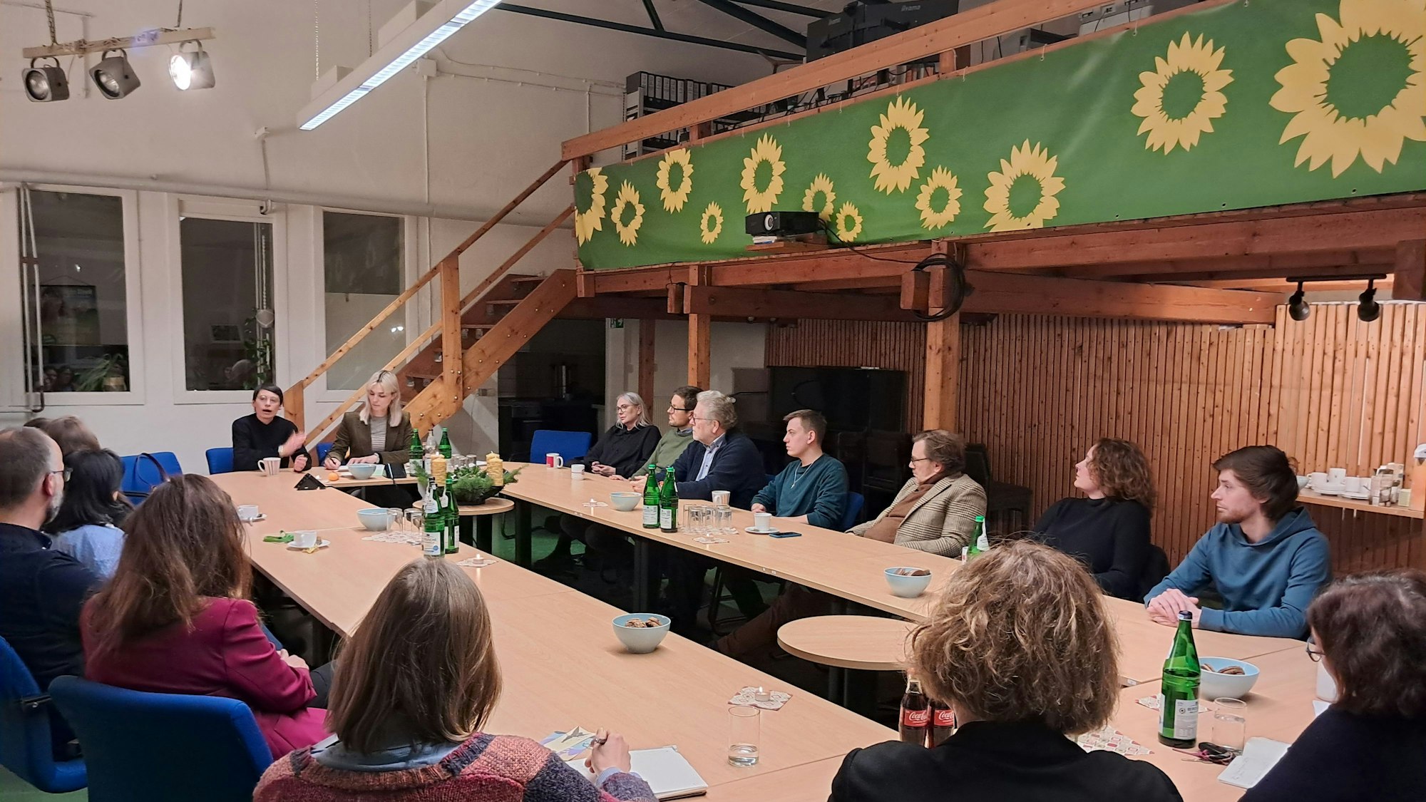 Die NRW-Ministerin der Grünen für Kinder, Jugend, Familie, Gleichstellung und Integration Josefine Paul (links) besuchte einen Tag lang Leverkusen und lud am Abend in der Kreisgeschäftstelle gemeinsam mit der Bundestagsabgeordneten Nyke Slawik (r.) zum offenen Bürgergespräch.
