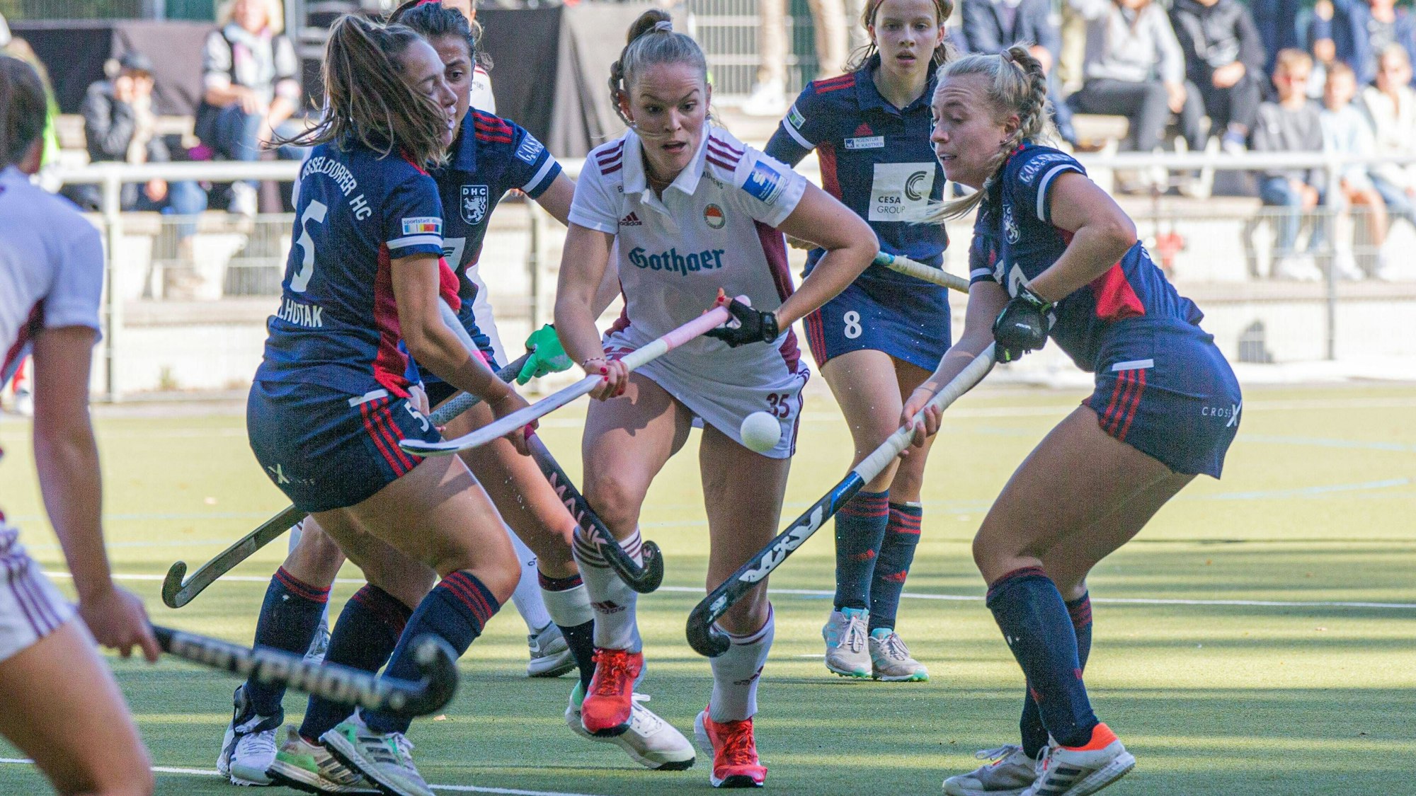 Damen-Hockey-Bundesliga Rot Weiss Koeln vs. Duesseldorfer HC 1:1 Damen-Hockey-Bundesliga Rot Weiss Koeln vs. Duesseldorfer HC 1:1 am 9. 10. 2022 Köln, Olympiaweg, Deutschland Photo: Ralf Kardes Pia Maertens 35 Mittelfeld *** Women Hockey Bundesliga Rot Weiss Koeln vs Duesseldorfer HC 1 1 Women Hockey Bundesliga Rot Weiss Koeln vs Duesseldorfer HC 1 1 on 9 10 2022 Cologne, Olympiaweg, Germany Photo Ralf Kardes Pia Maertens 35 center field Copyright: xBEAUTIFULxSPORTS/RalfxKardesx