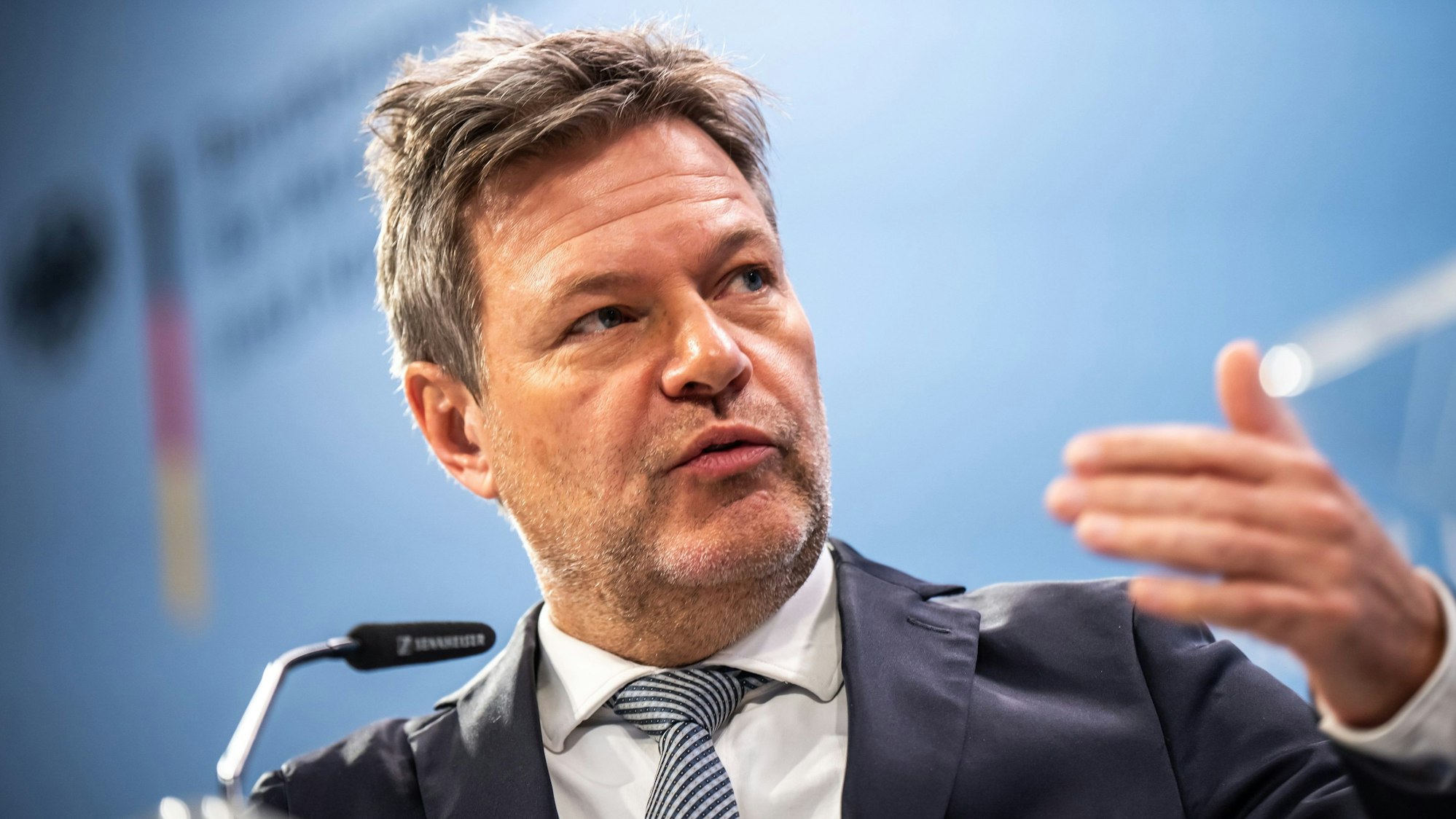 27.11.2023, Berlin: Robert Habeck (Bündnis 90/Die Grünen), Bundesminister für Wirtschaft und Klimaschutz, nimmt an einer Pressekonferenz nach dem Treffen der Landeswirtschaftsminister zu Konsequenzen aus dem Haushaltsurteil des Bundesverfassungsgerichts teil. Foto: Michael Kappeler/dpa +++ dpa-Bildfunk +++