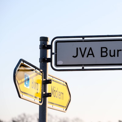 Kriminalbeamte fahren am Nachmittag in die JVA Burg, nach den Vorkommnissen rund um den Halle Attentäter Stephan Balliet in der JVA Burg Sachsen Anhalt *** Detectives drive to Burg Prison in the afternoon, after the events surrounding the Halle assassin Stephan Balliet in the Prison Burg Saxony Anhalt