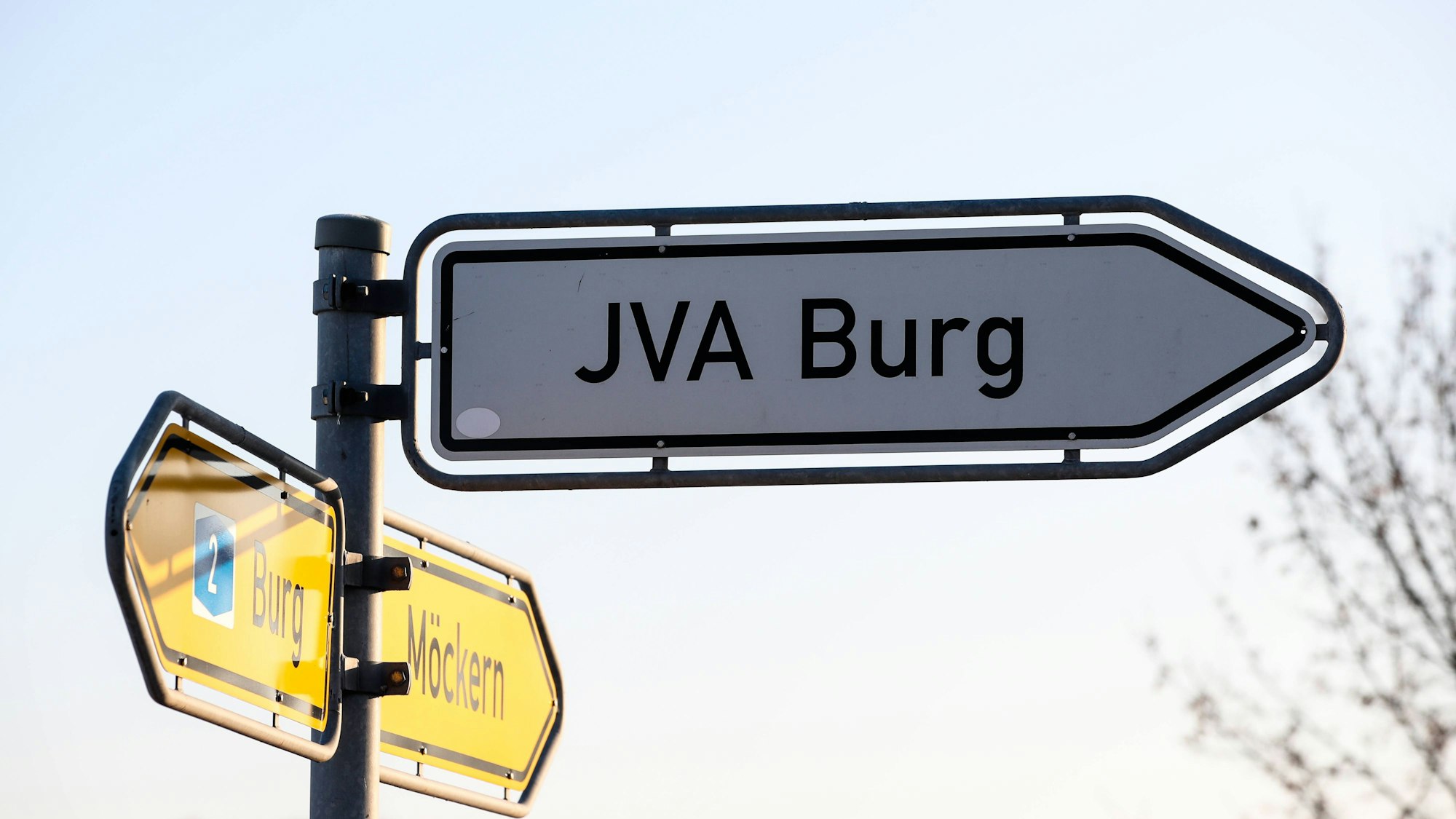 Kriminalbeamte fahren am Nachmittag in die JVA Burg, nach den Vorkommnissen rund um den Halle Attentäter Stephan Balliet in der JVA Burg Sachsen Anhalt *** Detectives drive to Burg Prison in the afternoon, after the events surrounding the Halle assassin Stephan Balliet in the Prison Burg Saxony Anhalt