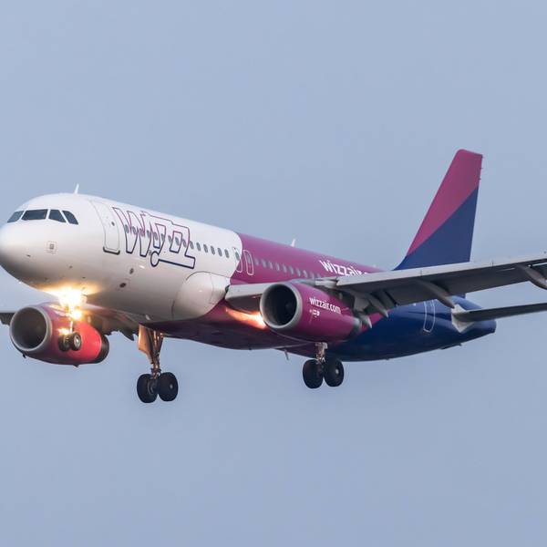 Ein Airbus A320 der ungarischen Fluggesellschaft Wizz Air hat im Landeanflug eine Warnleuchte unter dem Cockpit angeschaltet. (Symbolbild)