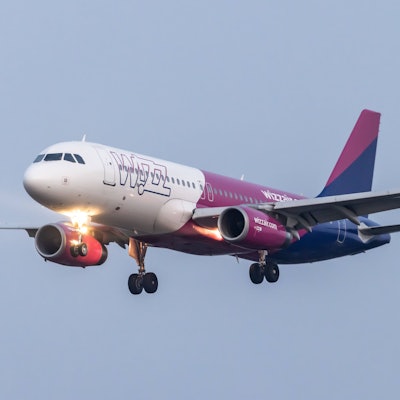 Ein Airbus A320 der ungarischen Fluggesellschaft Wizz Air hat im Landeanflug eine Warnleuchte unter dem Cockpit angeschaltet. (Symbolbild)