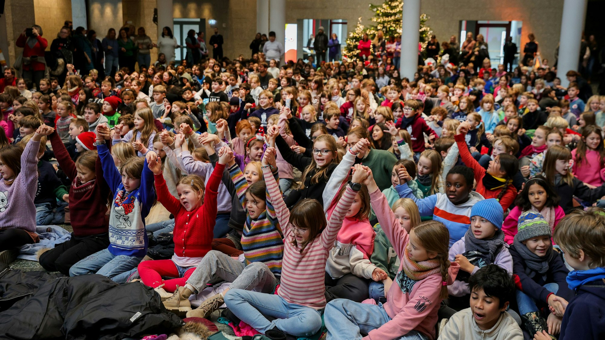 Kölner Schülerinnen und Schüler singen im Rathaus kölsche Weihnachtslieder.