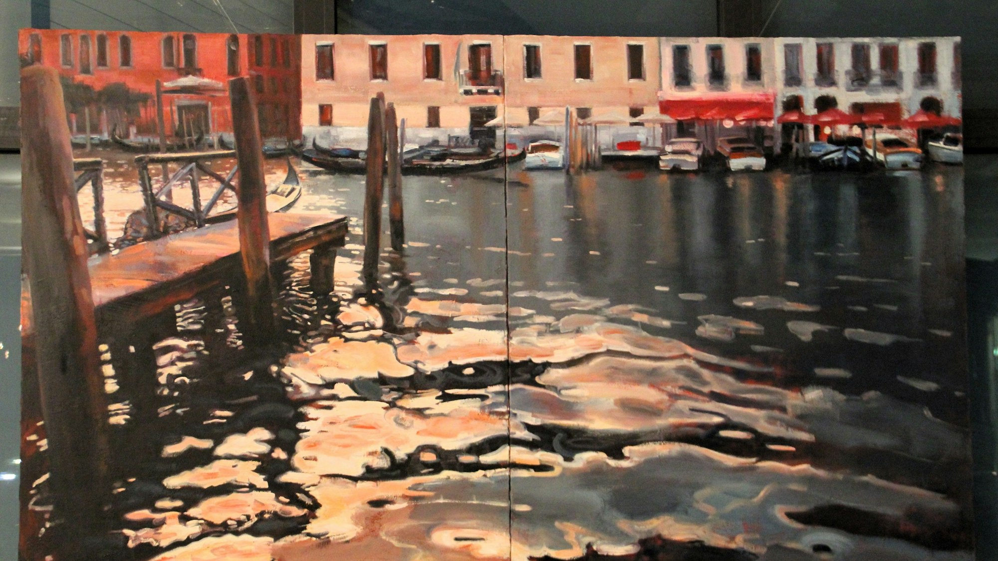 Ein Ölgemälde zeigt Häuserfassaden, vor denen Boote im Wasser liegen und im Vordergrund ist ein Bootssteg.