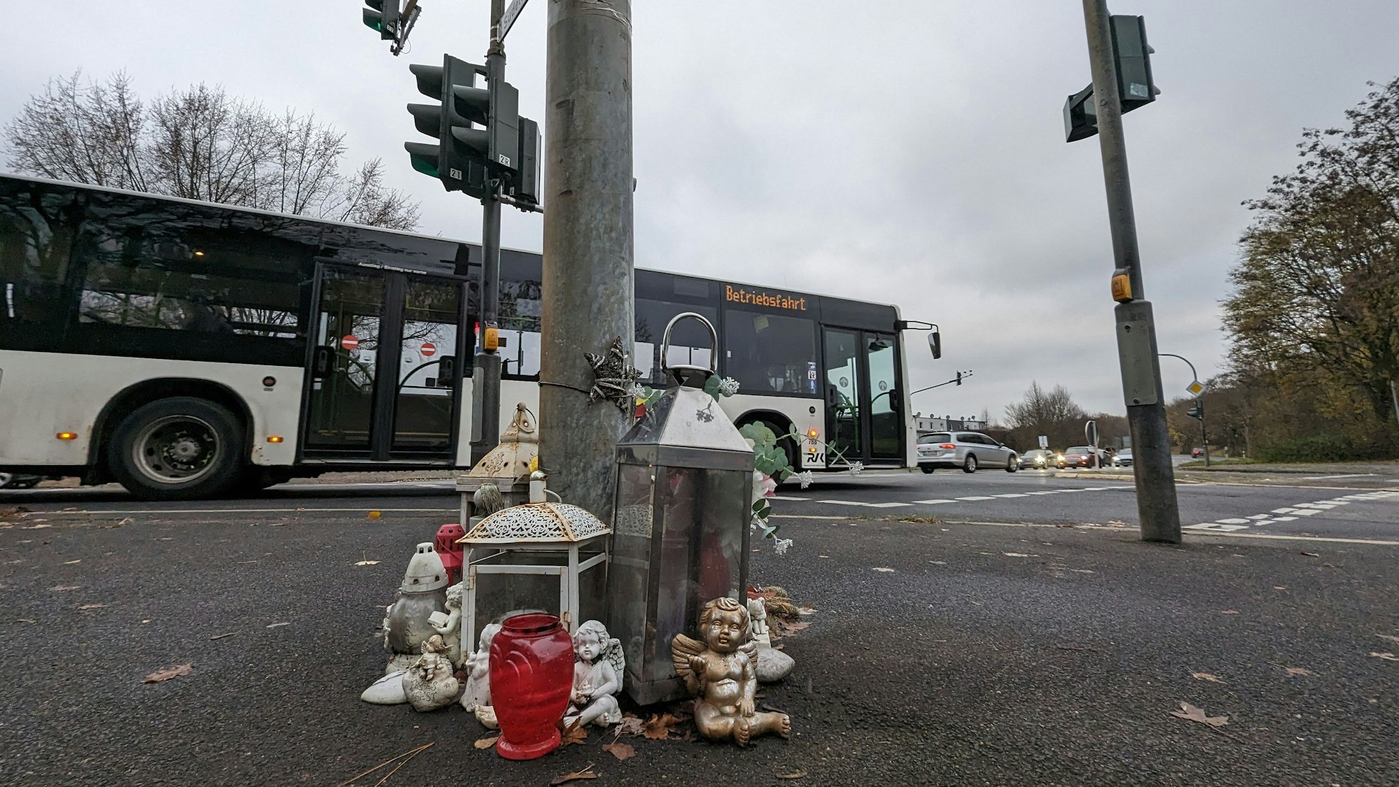 Zu sehen ist die Unfall-Kreuzung, an der Menschen Engelsfiguren und Kerzen aufgestellt haben.