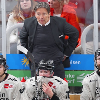 Headcoach Trainer Uwe Krupp Kölner Haie steht enttäuscht auf der Spielerbank.