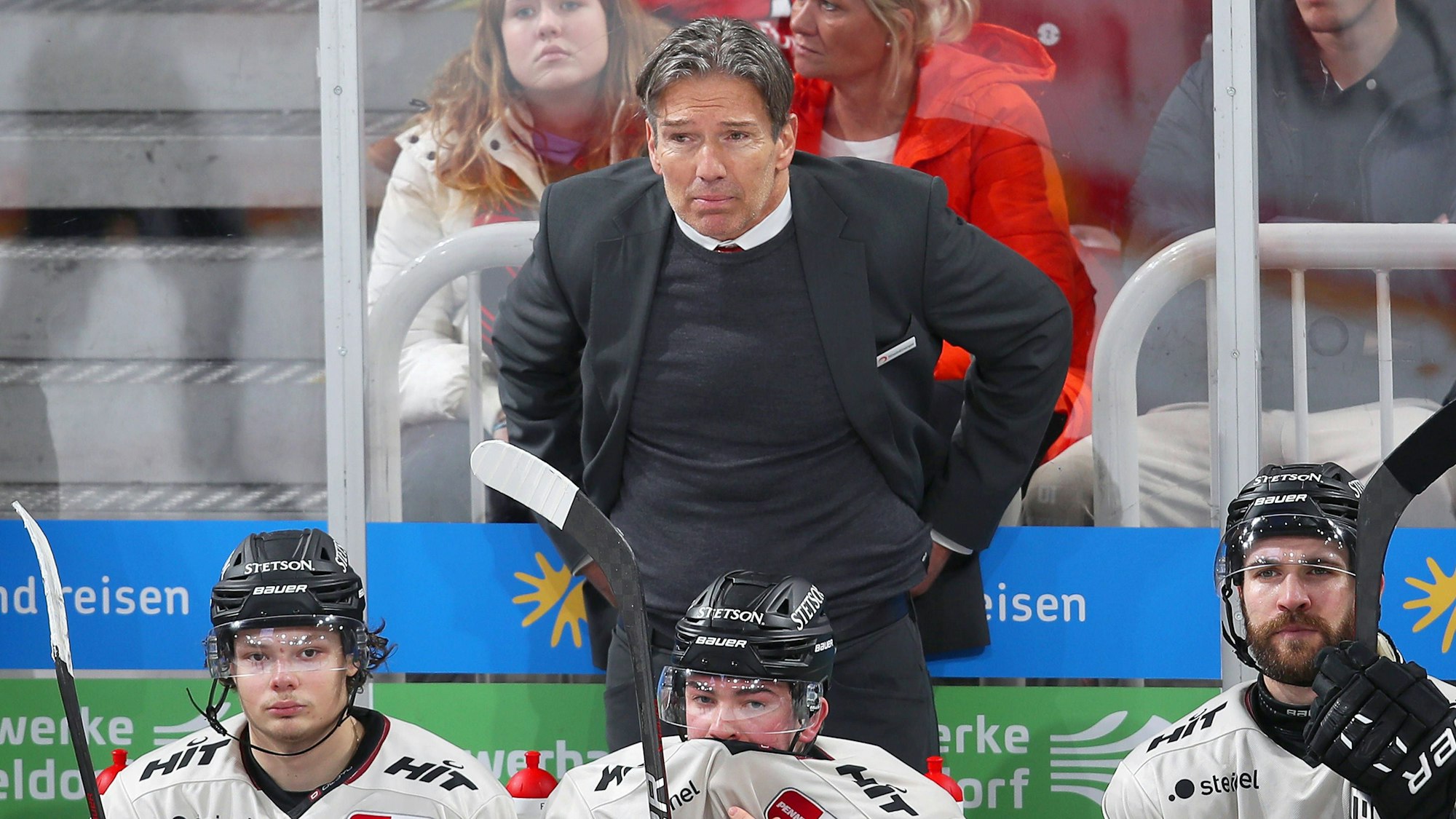 Headcoach Trainer Uwe Krupp Kölner Haie steht enttäuscht auf der Spielerbank.