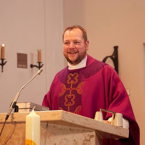Thomas Schlütter, der neue Pfarrer der GdG Schleiden-Hellenthal, steht am Altar.