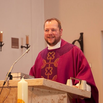 Thomas Schlütter, der neue Pfarrer der GdG Schleiden-Hellenthal, steht am Altar.