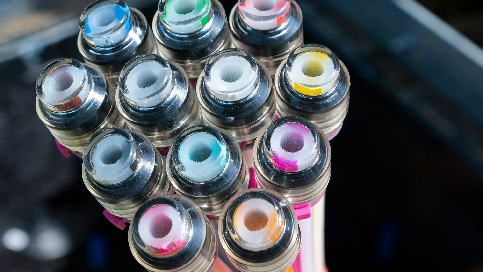 Das Ende eines Bündels Glasfaserkabel ist auf einer Baustelle zu sehen.