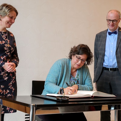 Empfang im Rathaus und Eintrag ins Gästebuch der Stadt Köln für den Sozialverband „In Via“, der sein 125-jähriges Jubiläum feiert. Im Bild v.l.n.r. Katja Schauen, Andrea Redding und Dr. Ralf Heinen.