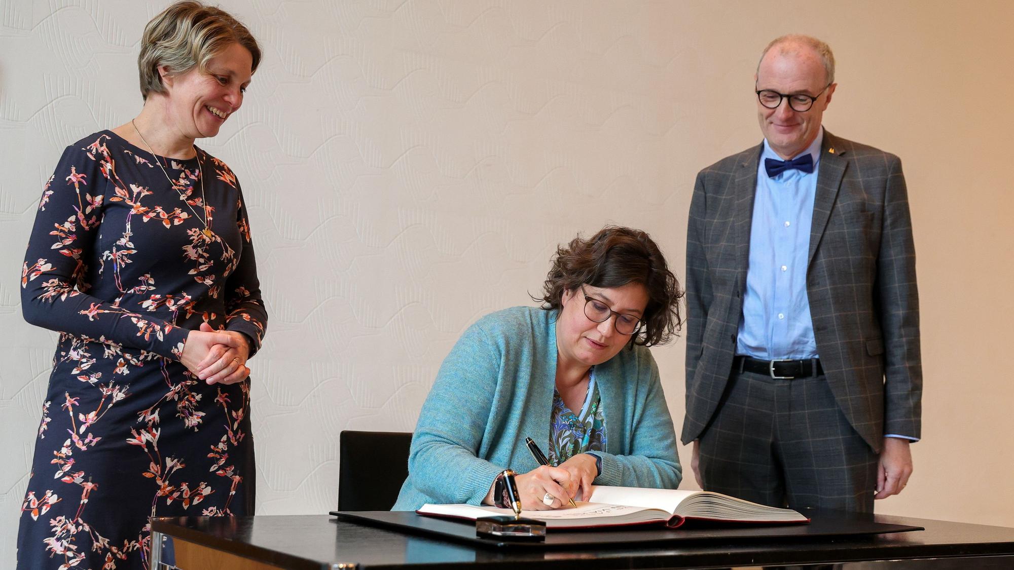 Empfang im Rathaus und Eintrag ins Gästebuch der Stadt Köln für den Sozialverband „In Via“, der sein 125-jähriges Jubiläum feiert. Im Bild v.l.n.r. Katja Schauen, Andrea Redding und Dr. Ralf Heinen.