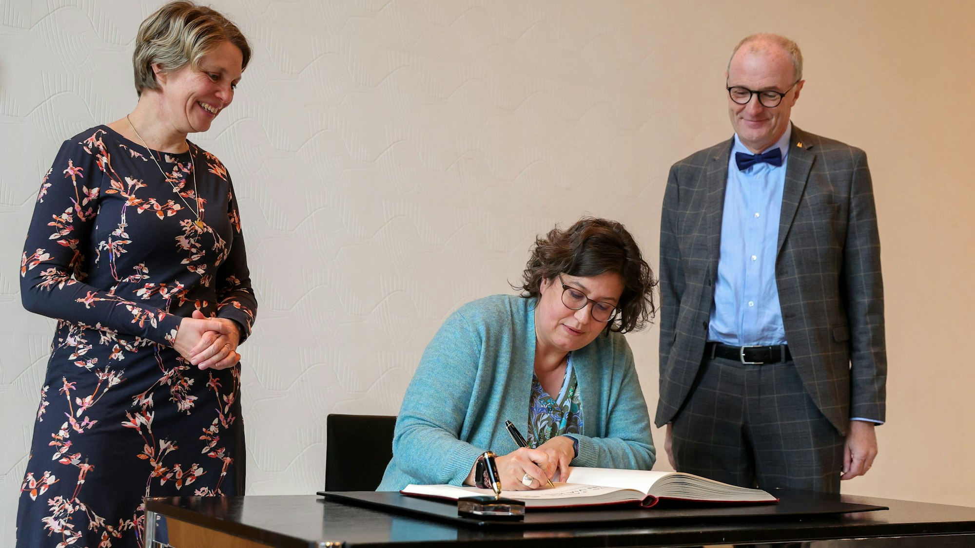 Empfang im Rathaus und Eintrag ins Gästebuch der Stadt Köln für den Sozialverband „In Via“, der sein 125-jähriges Jubiläum feiert. Im Bild v.l.n.r. Katja Schauen, Andrea Redding und Dr. Ralf Heinen.