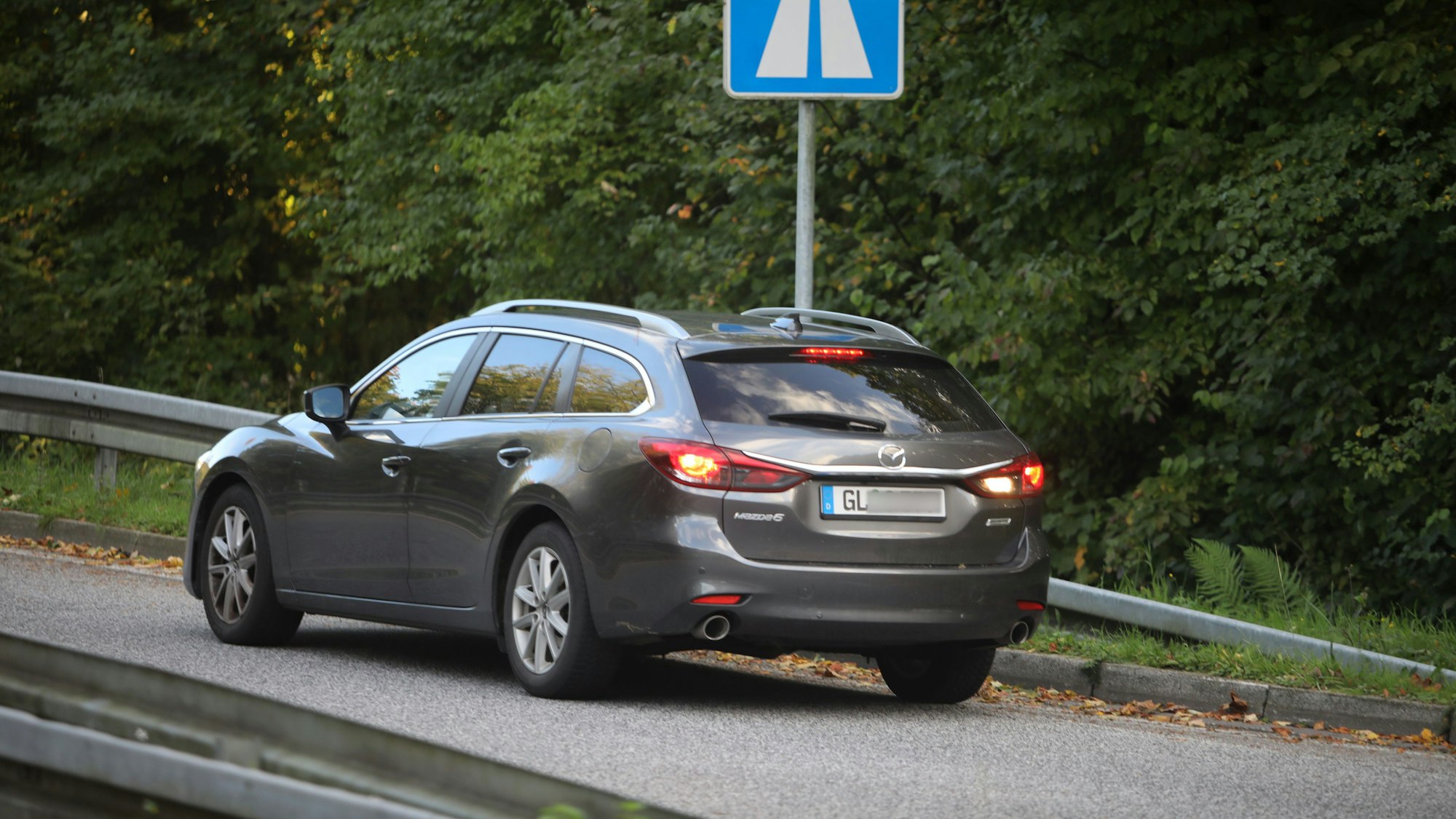 Ein Auto fährt auf einer Ausfahrt.