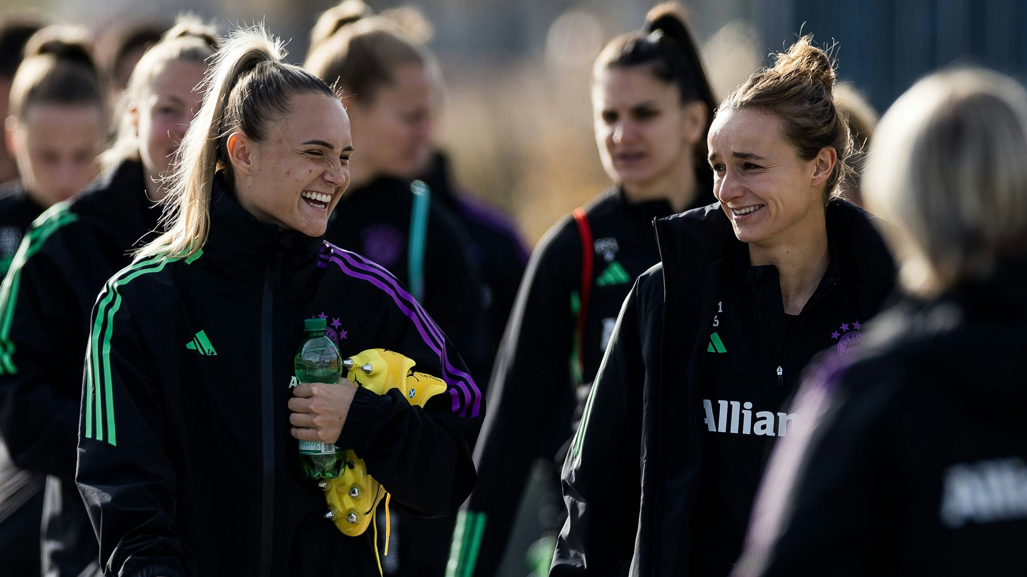 Samantha Kerr (l.) und Lina Magull lachend beim Training des FC Bayern. Für den Traum von Olympia muss das schottische Nationalteam um Kerr sein Heimspiel gegen den ewigen Rivalen England verlieren.