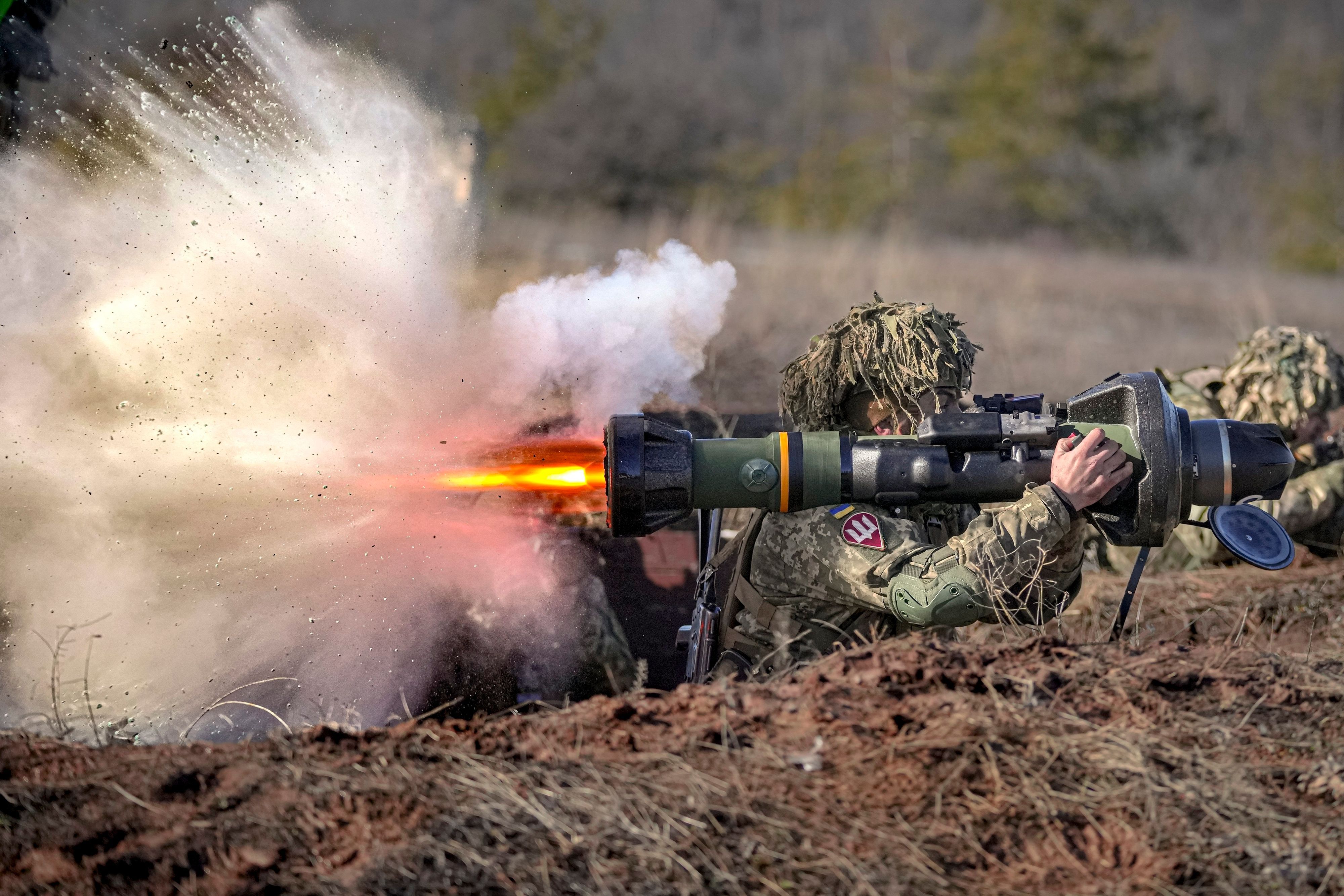 Ein ukrainischer Soldat feuert eine NLAW-Panzerabwehrwaffe während einer Übung im Rahmen der Joint Forces Operation in der Region Donezk, Ostukraine.