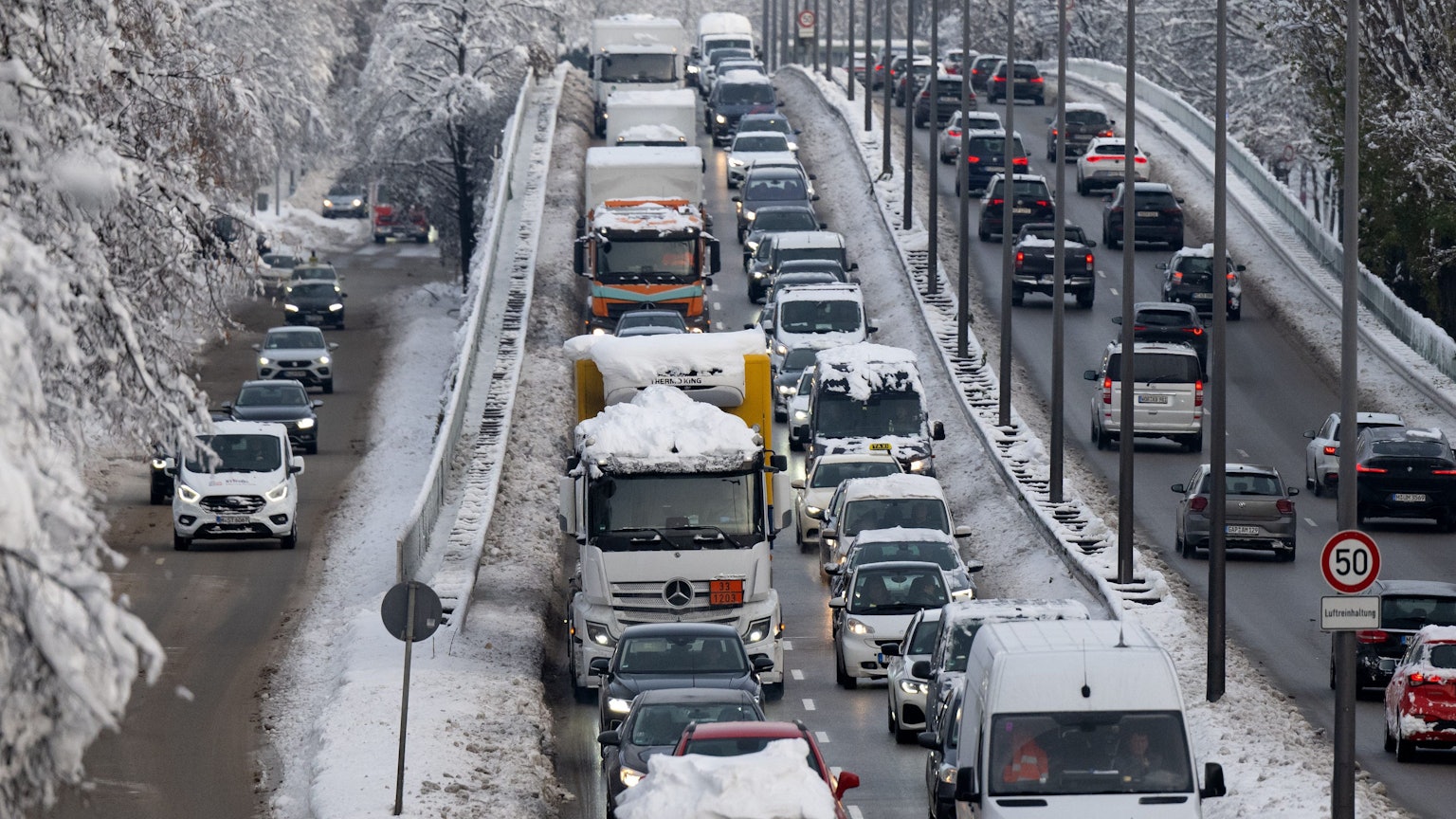 Zahlreiche Autos fahren im Berufsverkehr über den mittleren Ring in München.