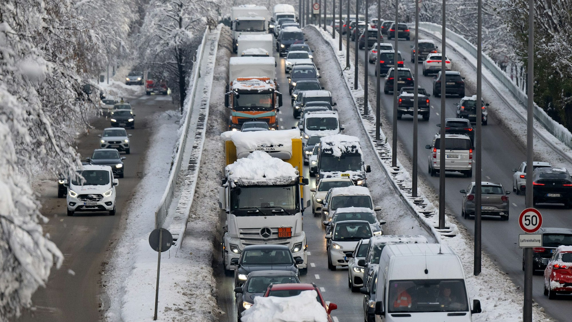 Zahlreiche Autos fahren im Berufsverkehr über den mittleren Ring in München.