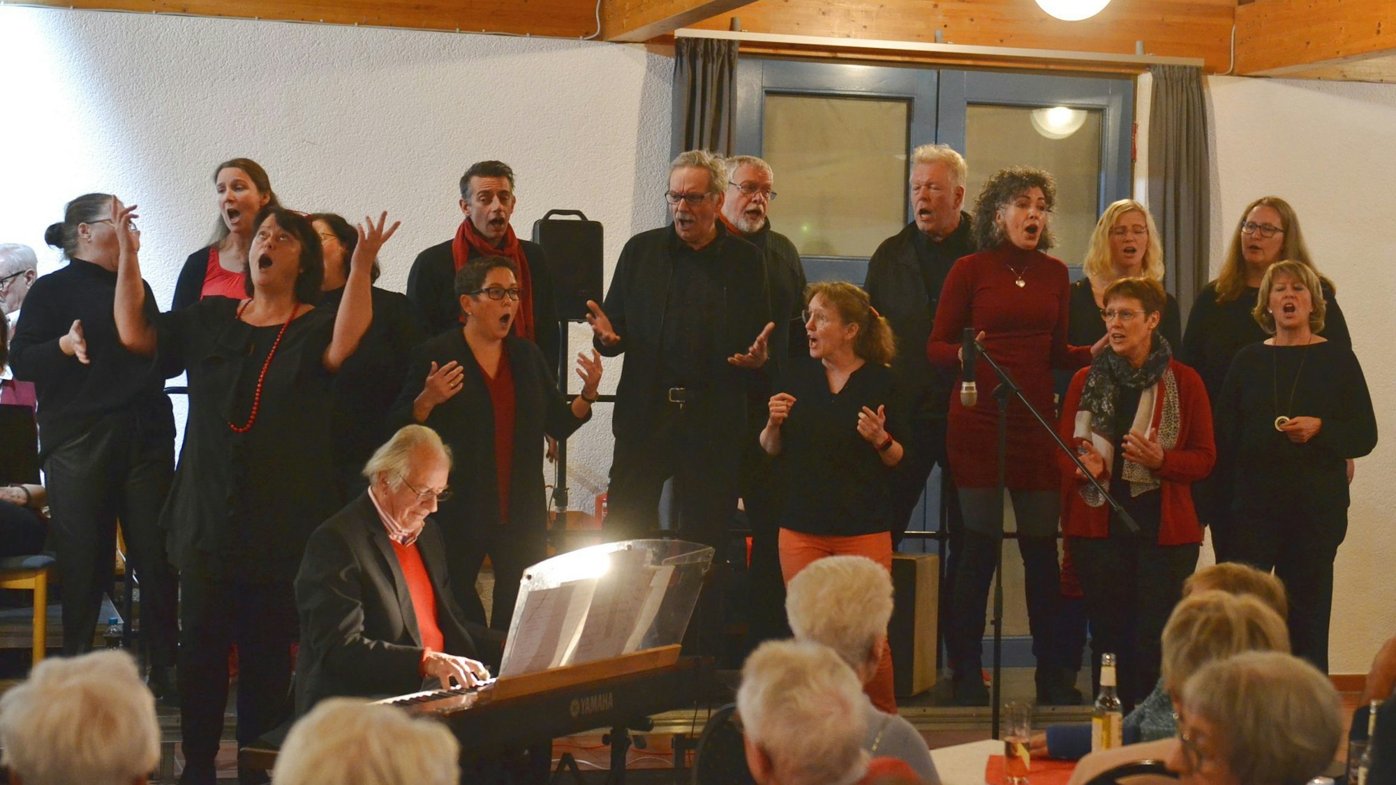 Das Foto zeigt den „Sisters and Brothers“-Gospelchor in Aktion.