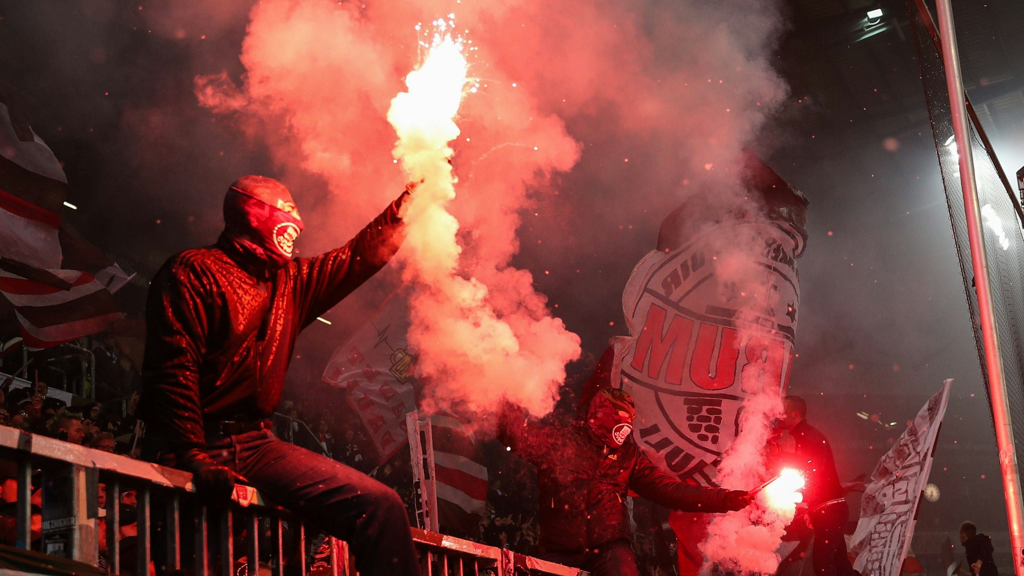 Die Fans des FC St Pauli zünden in der Südkurve Pyrotechnik.