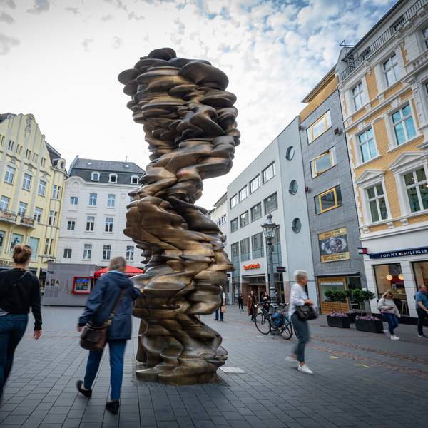Eine sechs Meter hohe metallene Skulptur steht auf einem Platz in Bonn.