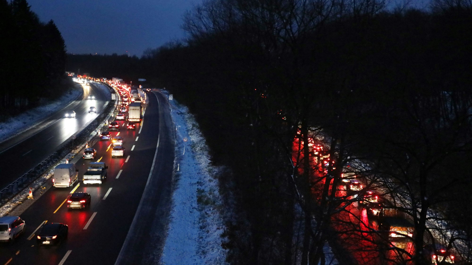Stau auf zwei Straßen in Richtung Köln in der Morgendämmerung des 4. Dezembers 2023.