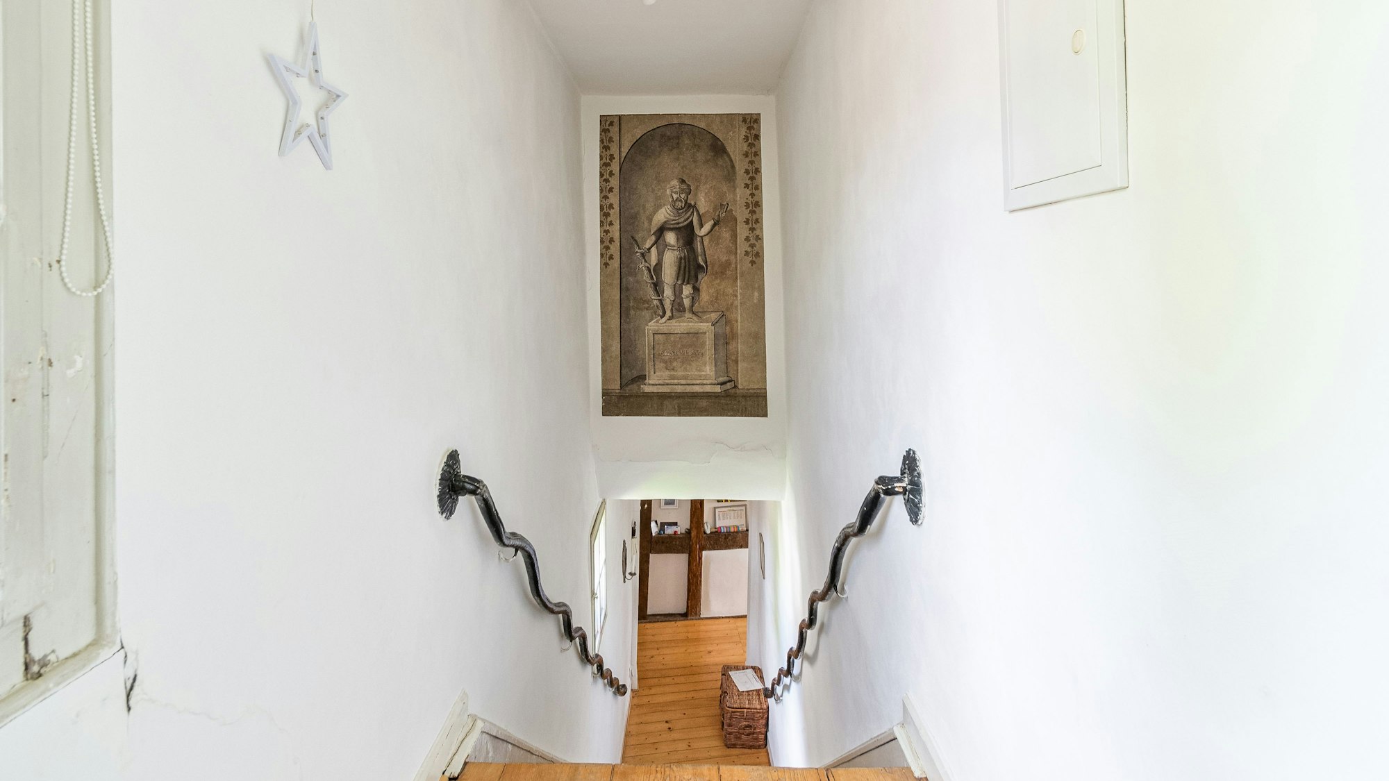 Blick auf die Wandmalerei und das Geländer in Form einer Schlange.